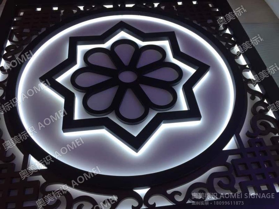 圆形徽章LOGO背发光 · 成品实景，奥美标识制作安装